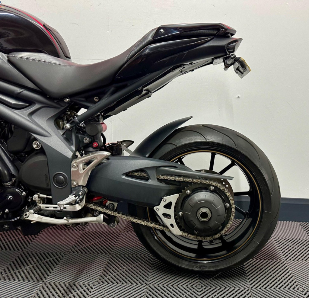 TRIUMPH SPEED TRIPLE 1050