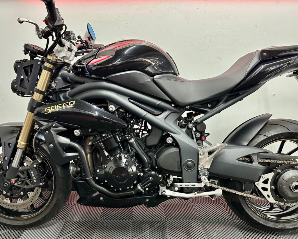 TRIUMPH SPEED TRIPLE 1050