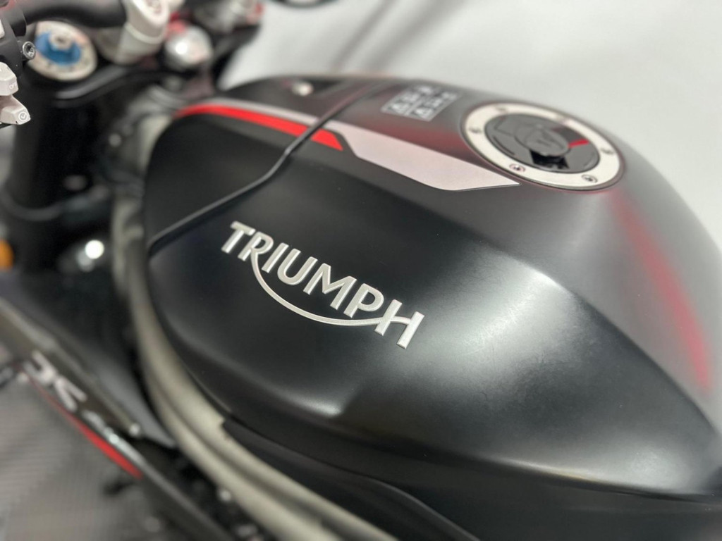 TRIUMPH SPEED TRIPLE 1050