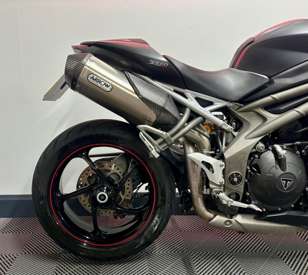 TRIUMPH SPEED TRIPLE 1050