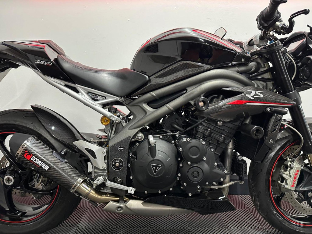 TRIUMPH SPEED TRIPLE 1050