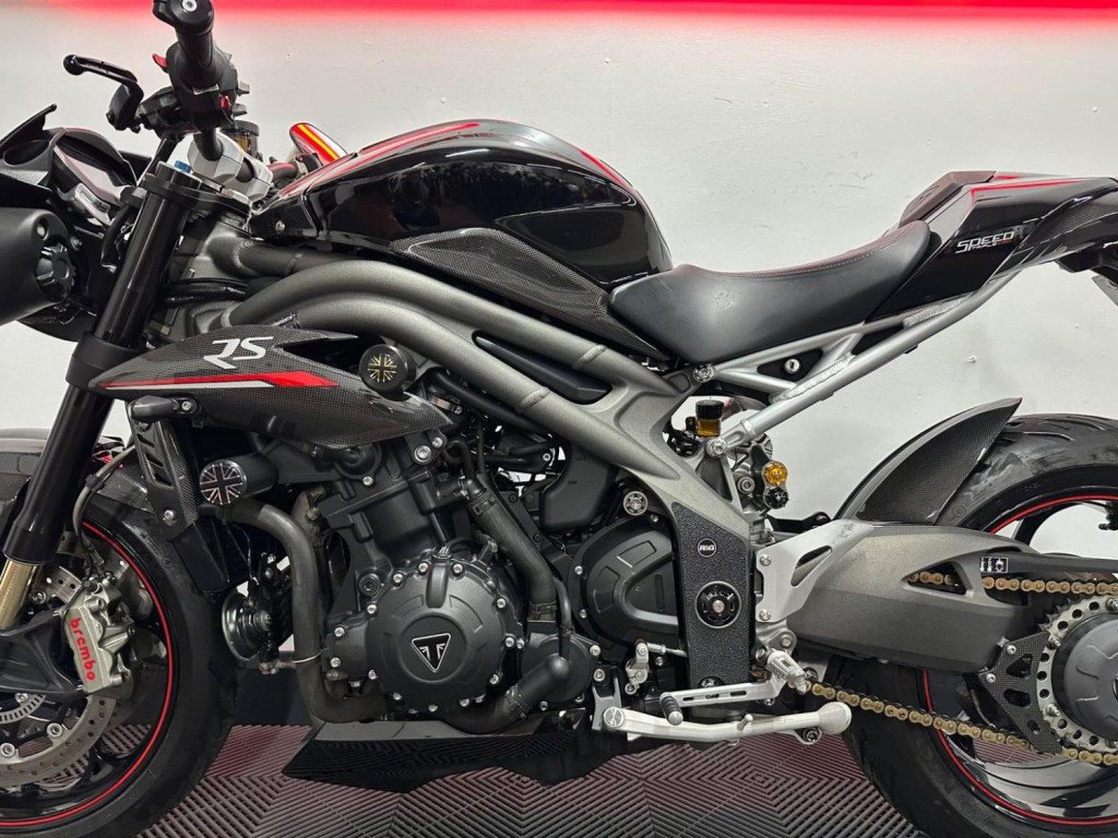 TRIUMPH SPEED TRIPLE 1050