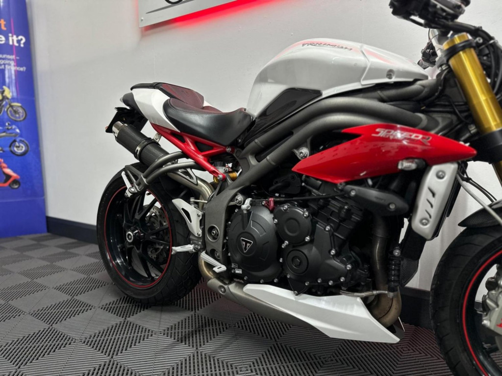 TRIUMPH SPEED TRIPLE 1050