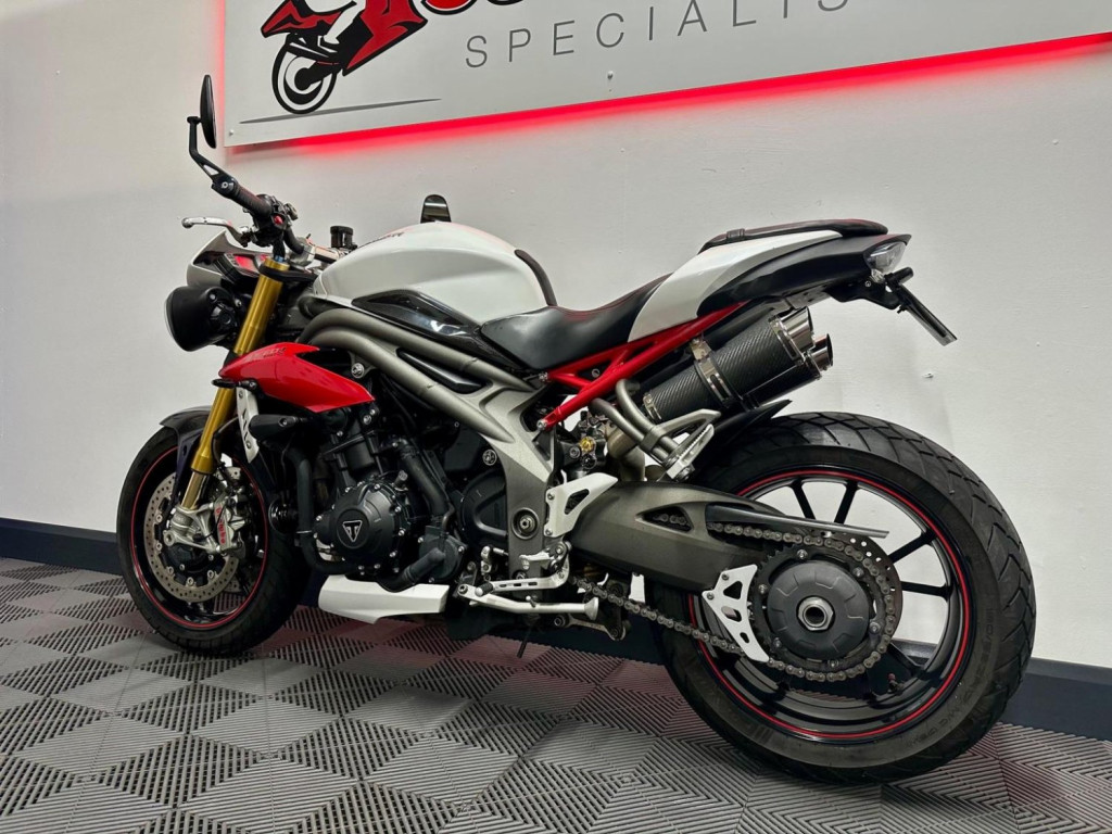 TRIUMPH SPEED TRIPLE 1050