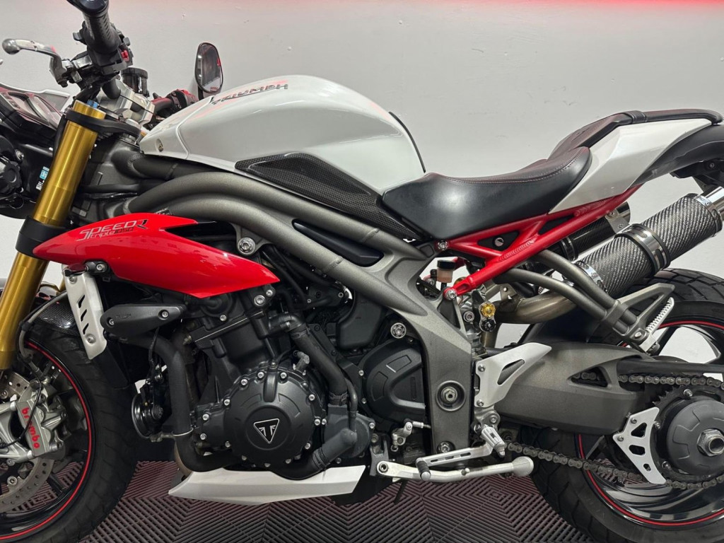 TRIUMPH SPEED TRIPLE 1050