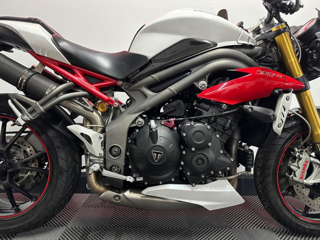TRIUMPH SPEED TRIPLE 1050