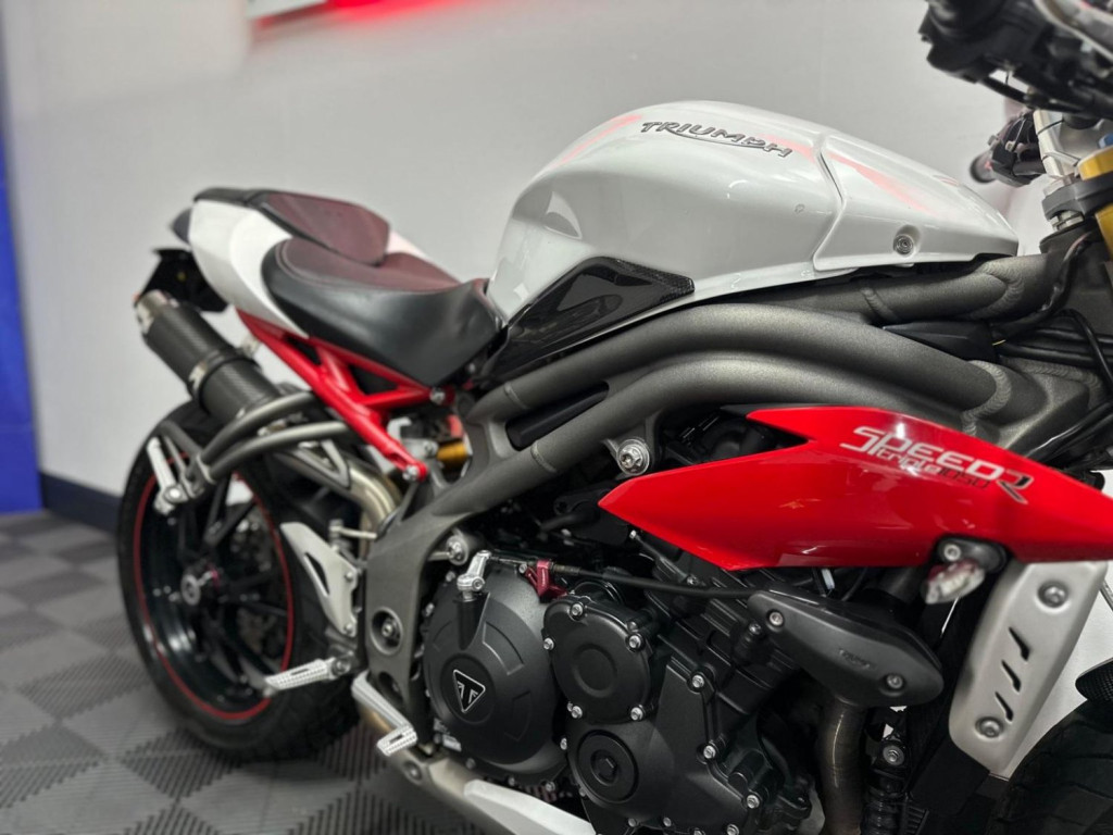 TRIUMPH SPEED TRIPLE 1050
