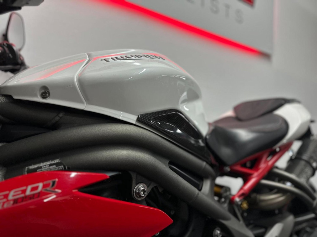 TRIUMPH SPEED TRIPLE 1050