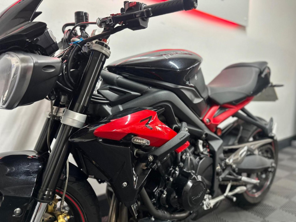 TRIUMPH STREET TRIPLE 675