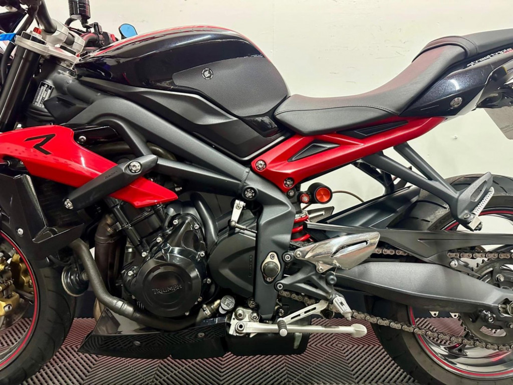 TRIUMPH STREET TRIPLE 675