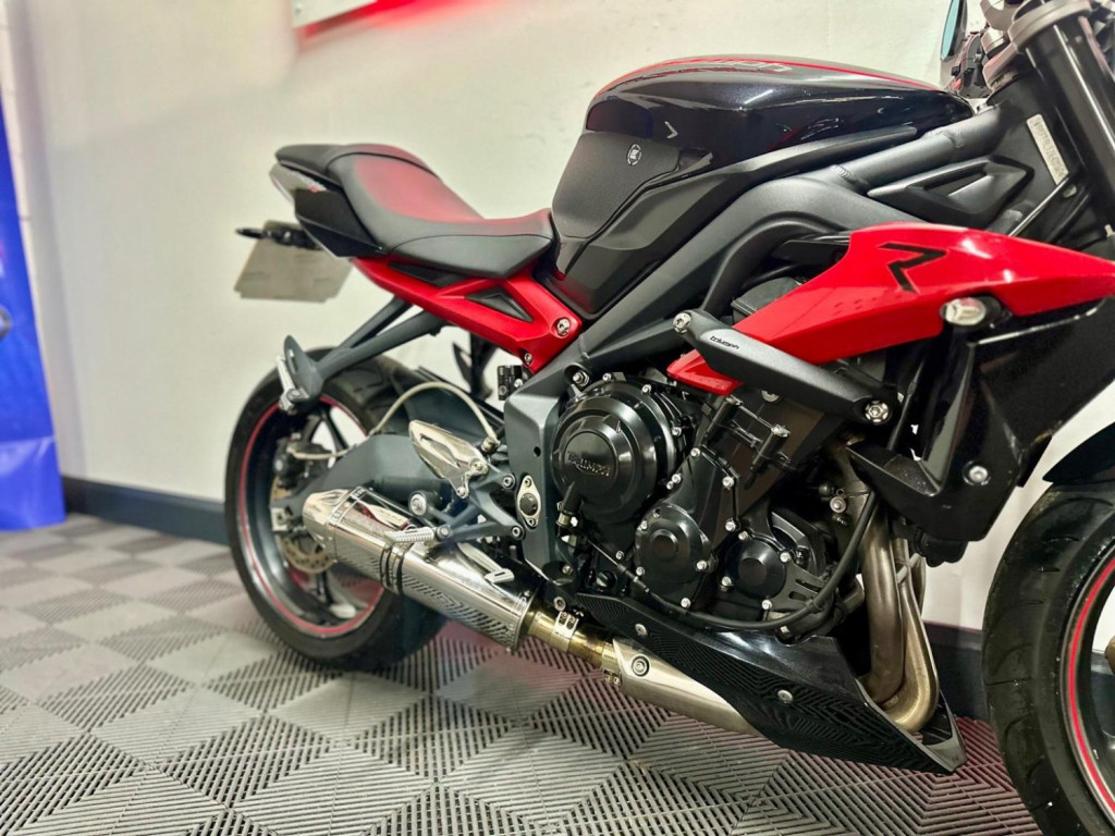 TRIUMPH STREET TRIPLE 675