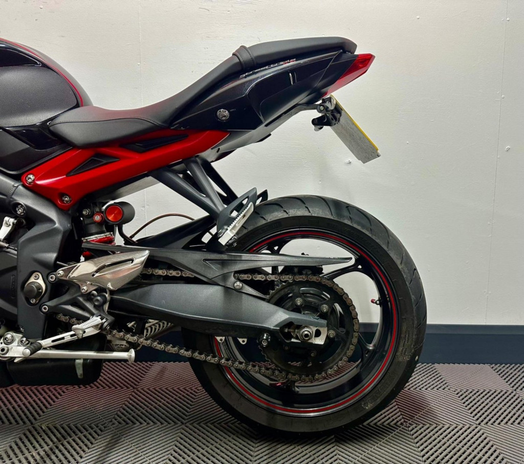 TRIUMPH STREET TRIPLE 675