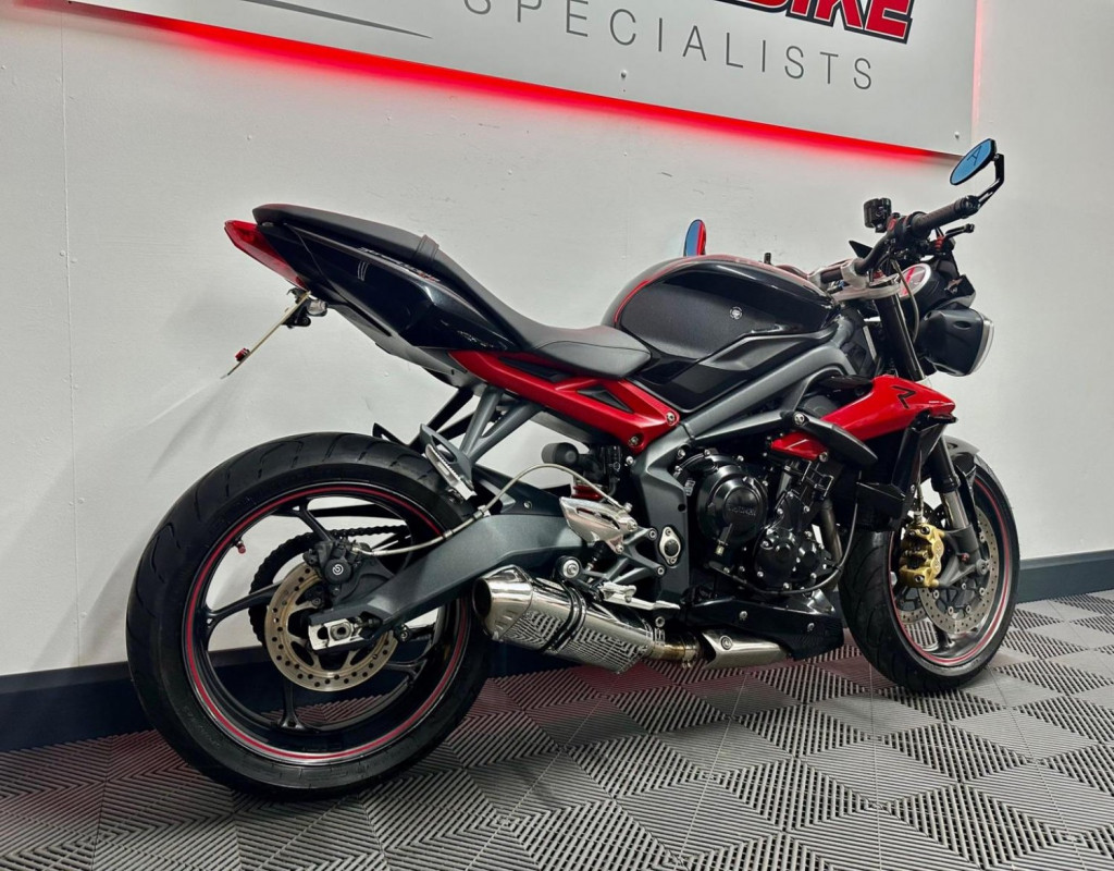 TRIUMPH STREET TRIPLE 675