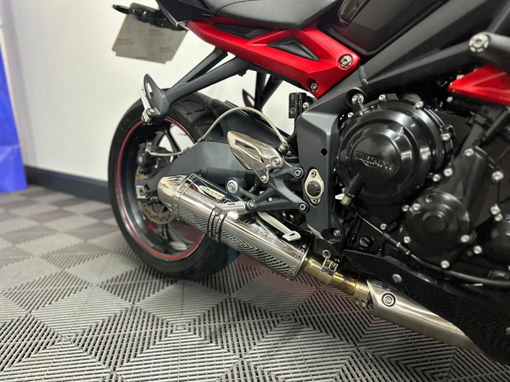 TRIUMPH STREET TRIPLE 675