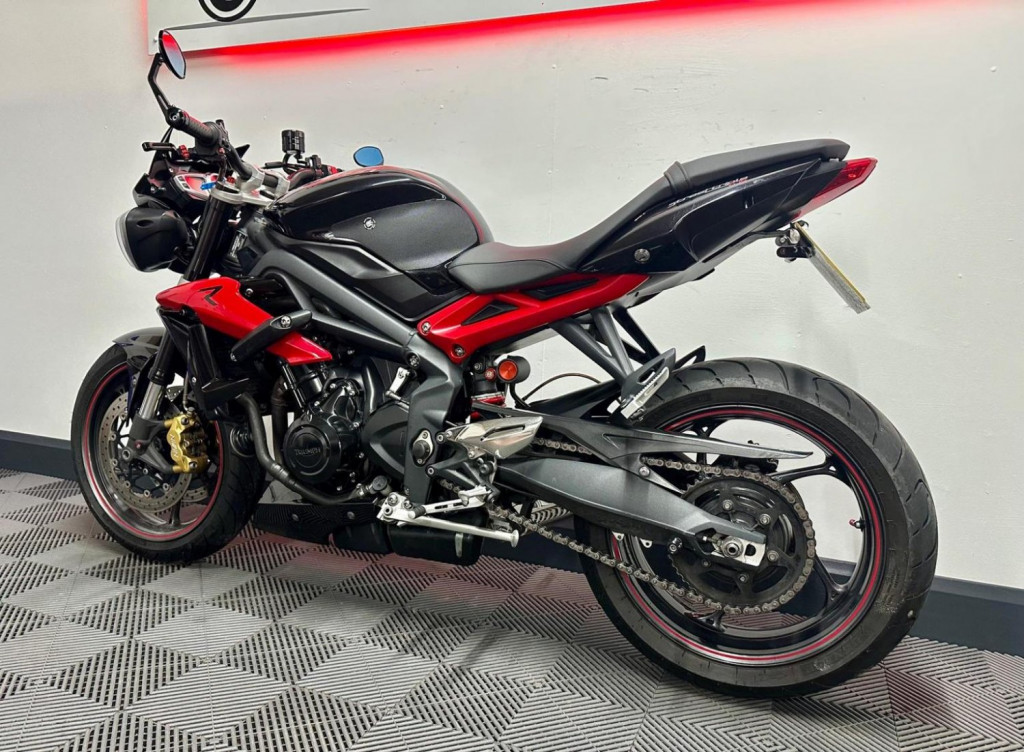 TRIUMPH STREET TRIPLE 675