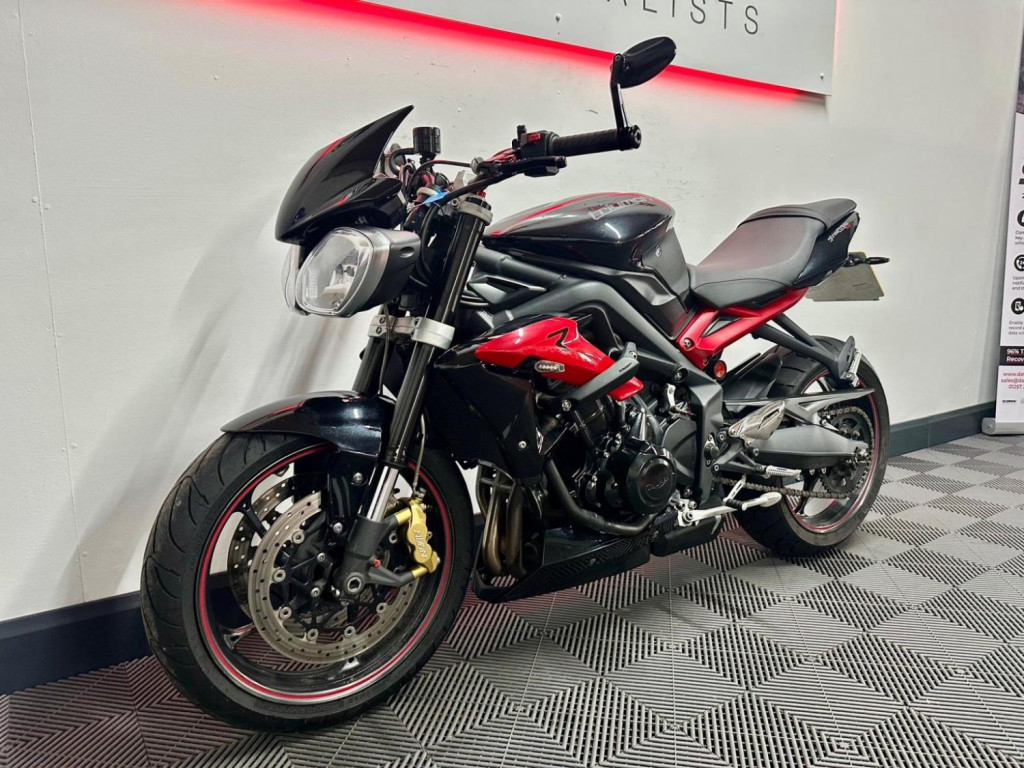 TRIUMPH STREET TRIPLE 675
