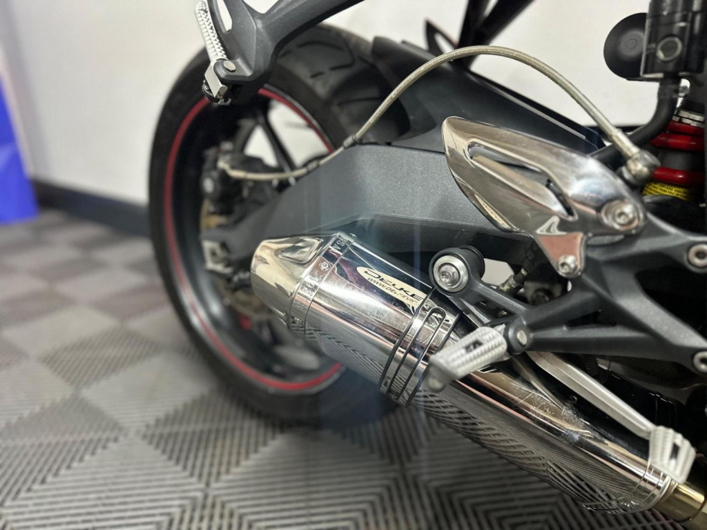 TRIUMPH STREET TRIPLE 675