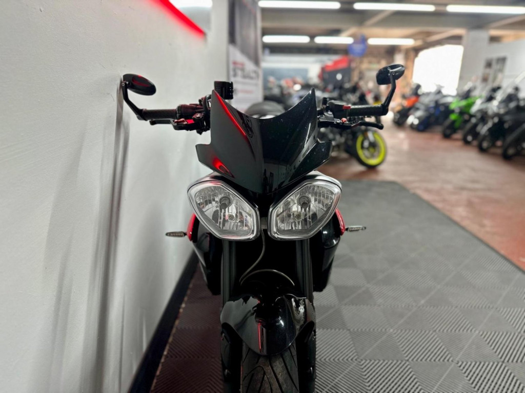 TRIUMPH STREET TRIPLE 675
