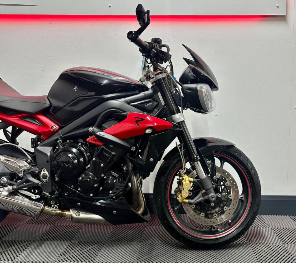 TRIUMPH STREET TRIPLE 675