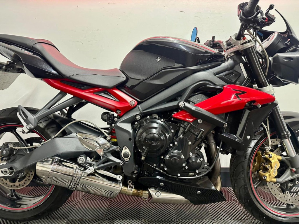 TRIUMPH STREET TRIPLE 675