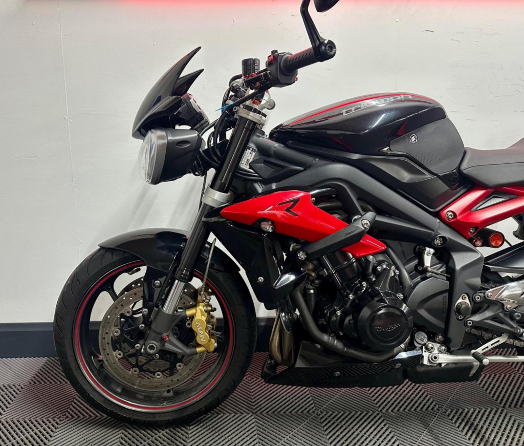 TRIUMPH STREET TRIPLE 675