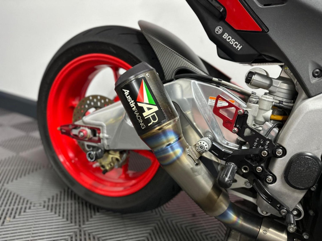 APRILIA Tuono 1100 V4