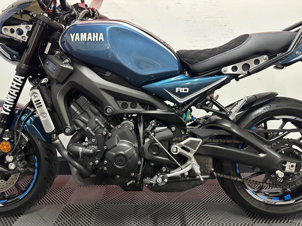 YAMAHA XSR900