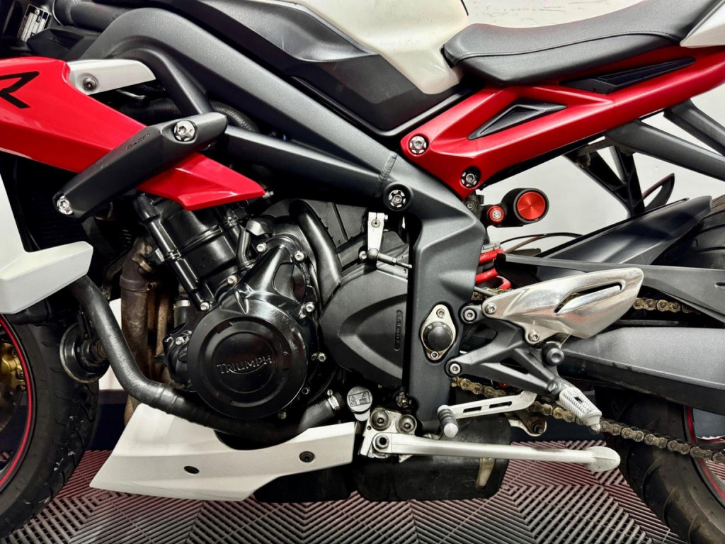 TRIUMPH STREET TRIPLE 675