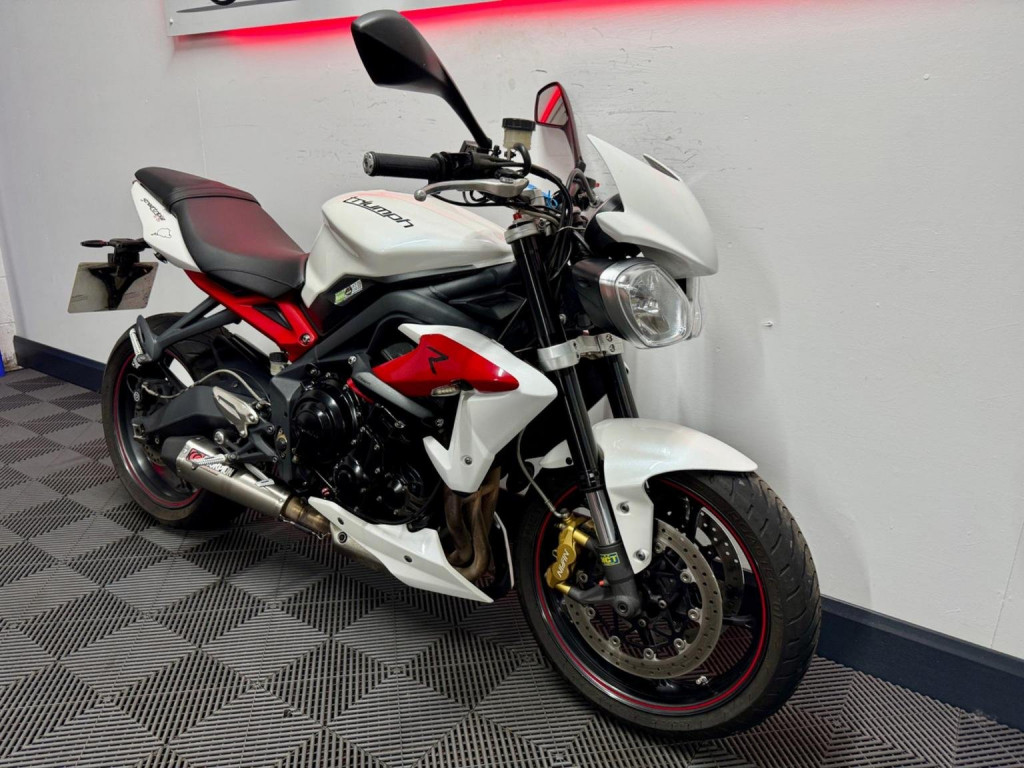 TRIUMPH STREET TRIPLE 675