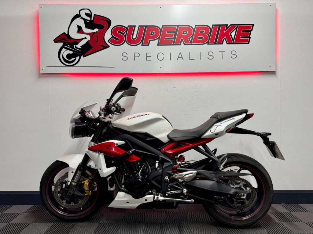TRIUMPH STREET TRIPLE 675