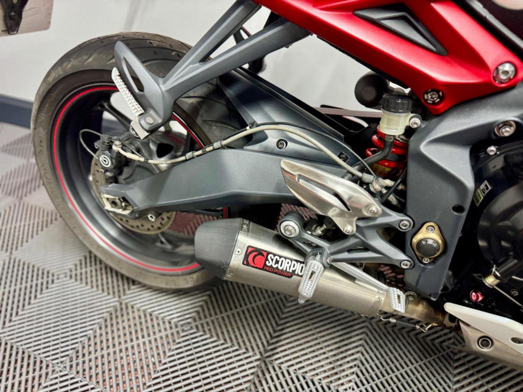 TRIUMPH STREET TRIPLE 675