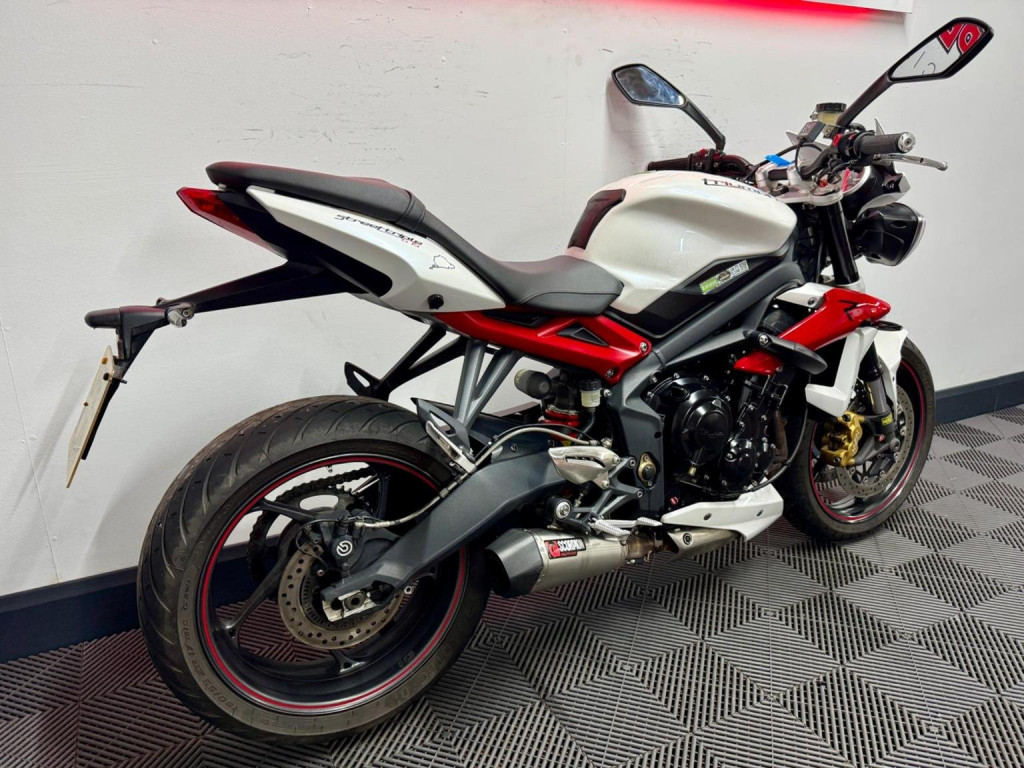 TRIUMPH STREET TRIPLE 675