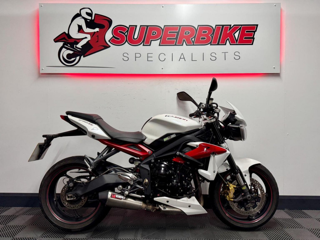 TRIUMPH STREET TRIPLE 675