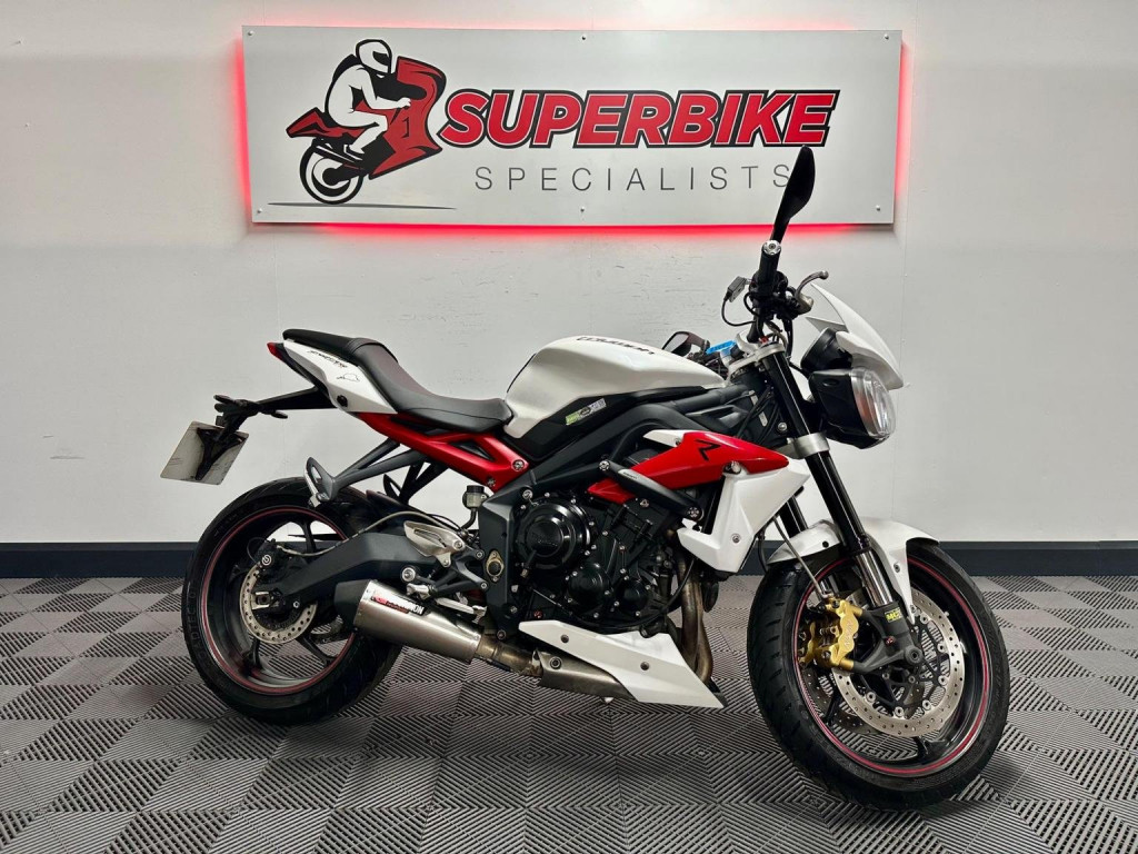 TRIUMPH STREET TRIPLE 675
