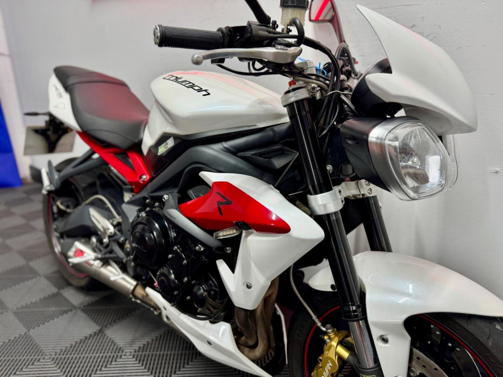 TRIUMPH STREET TRIPLE 675