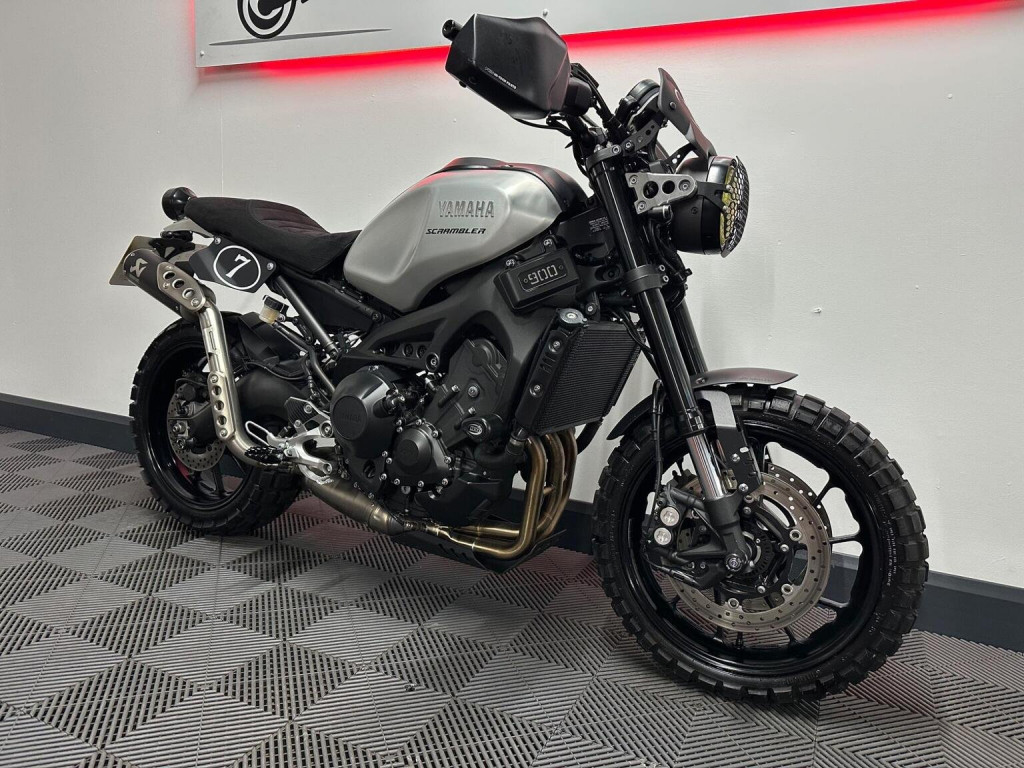 YAMAHA XSR900