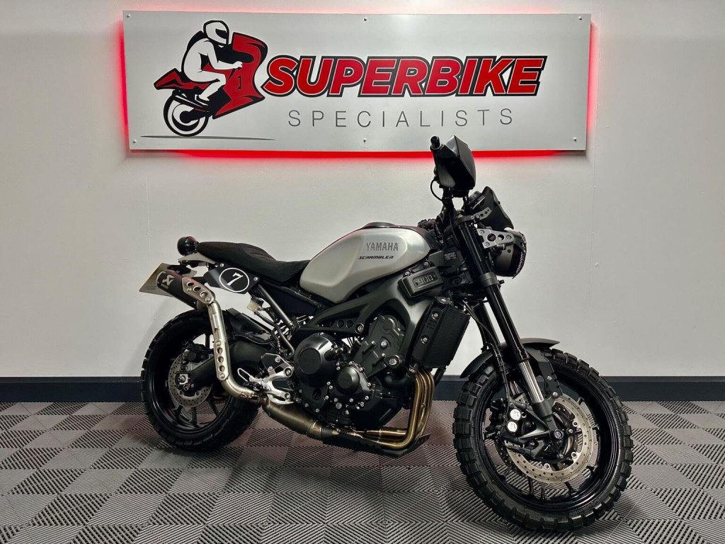 YAMAHA XSR900