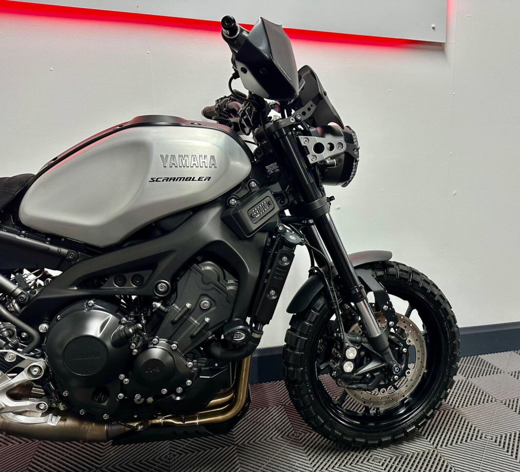 YAMAHA XSR900