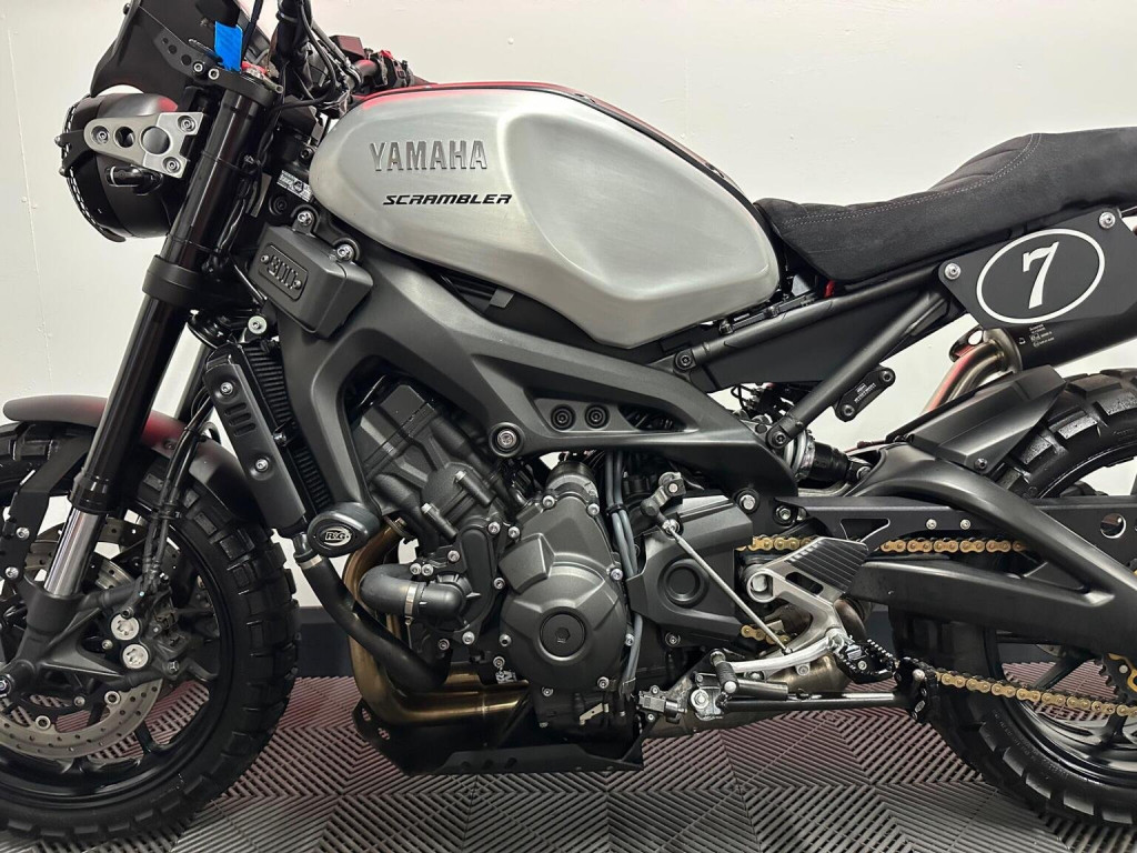 YAMAHA XSR900