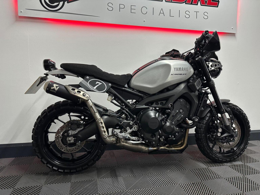 YAMAHA XSR900