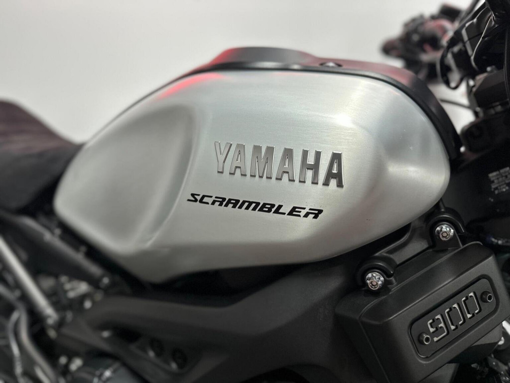 YAMAHA XSR900