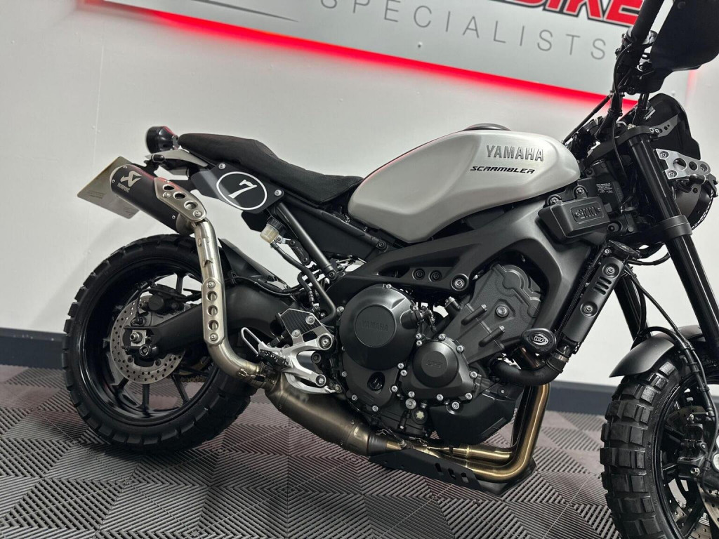 YAMAHA XSR900