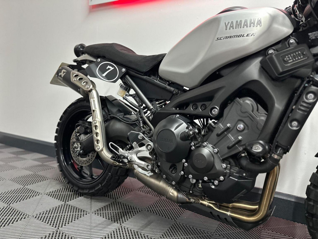 YAMAHA XSR900