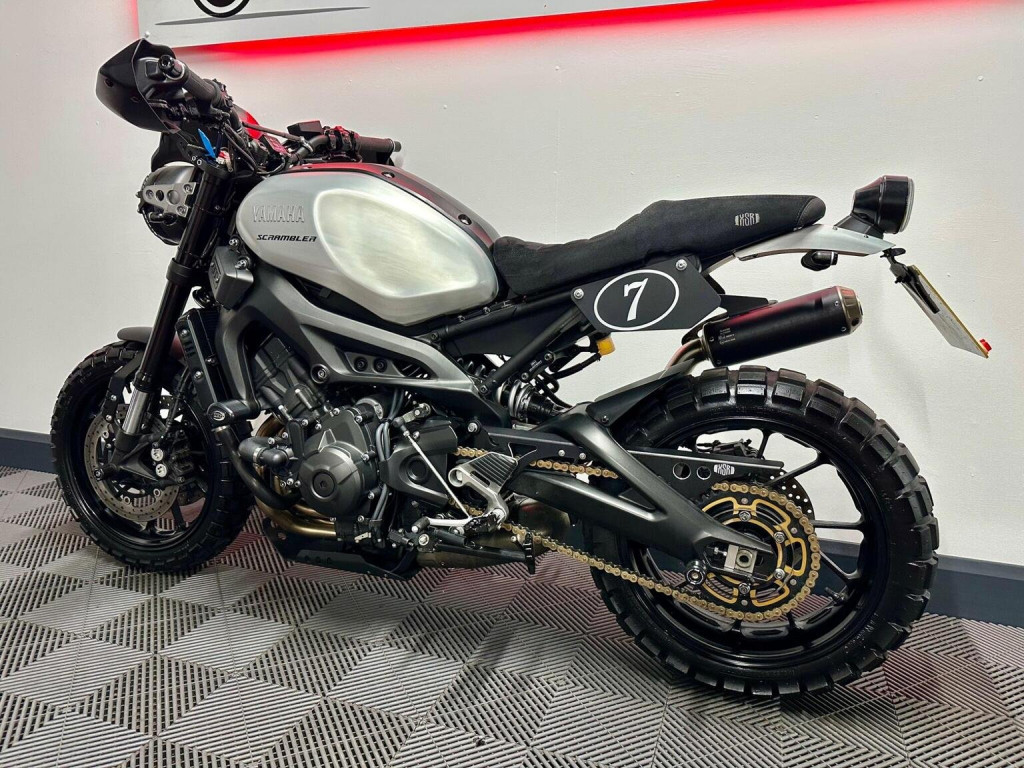 YAMAHA XSR900