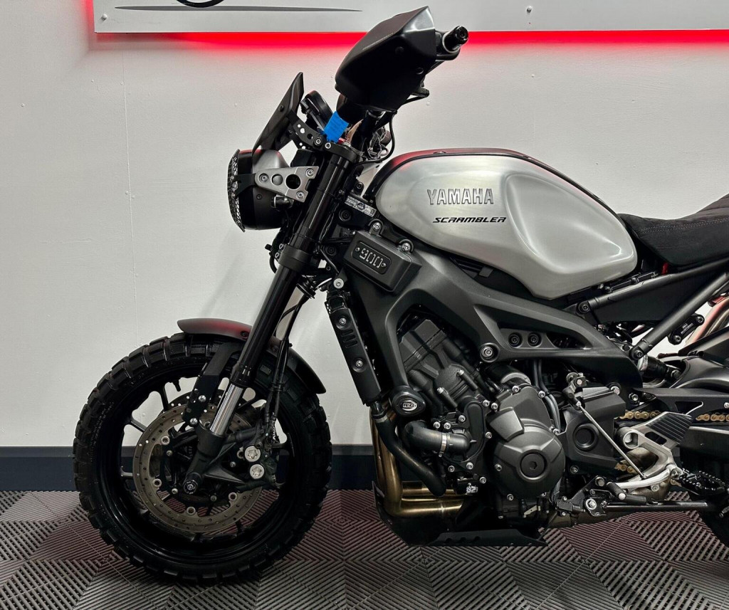 YAMAHA XSR900