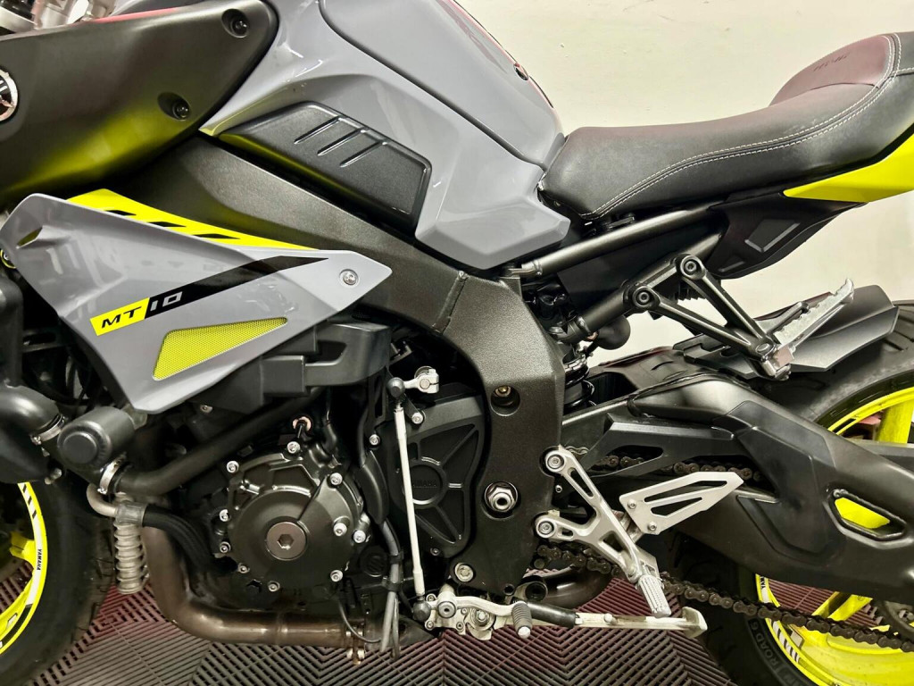YAMAHA MT-10
