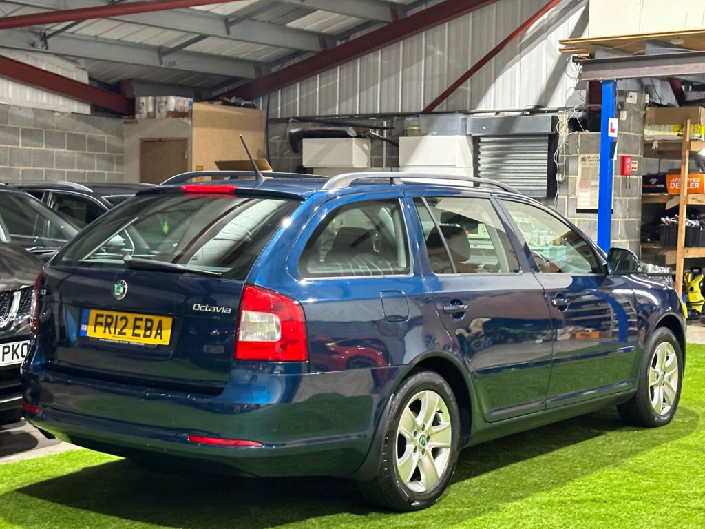 View SKODA OCTAVIA 1.6 TDI Elegance DSG Euro 5 5dr