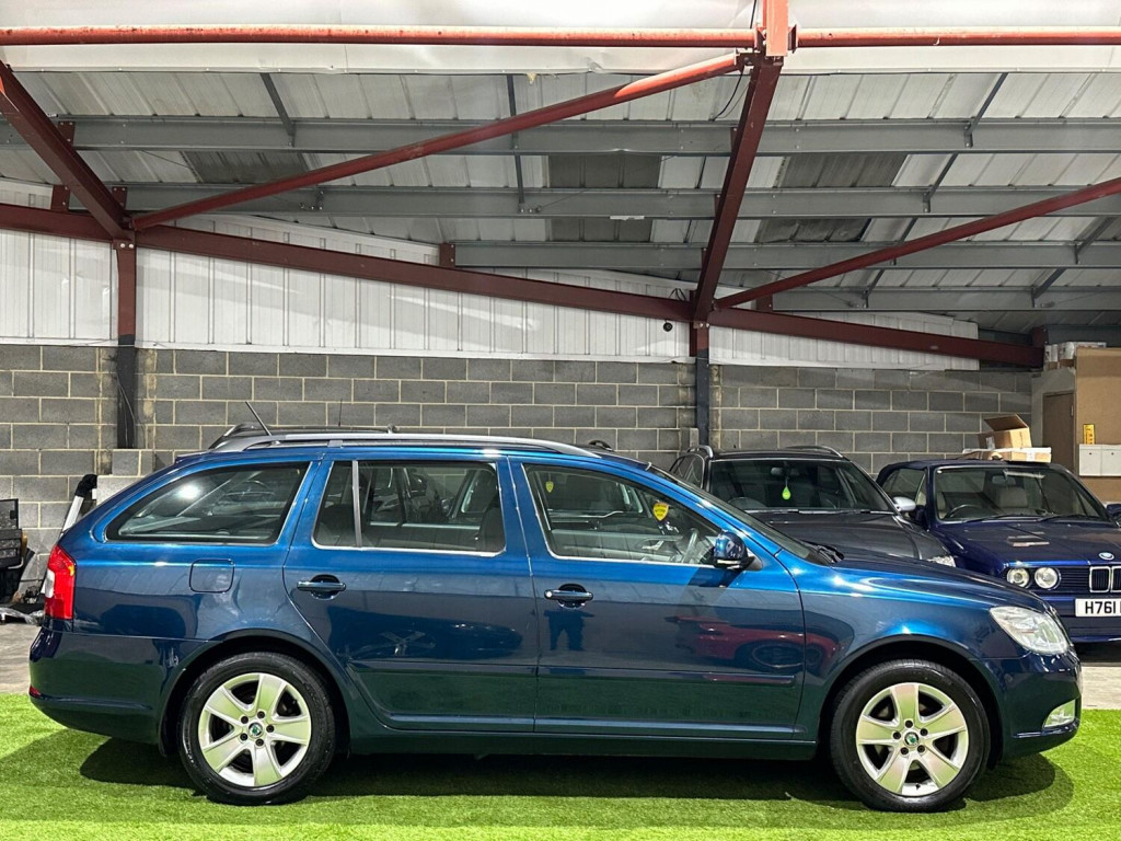 View SKODA OCTAVIA 1.6 TDI Elegance DSG Euro 5 5dr