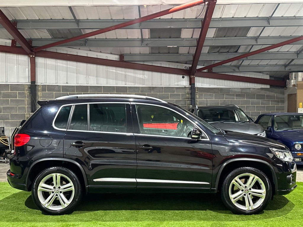 View VOLKSWAGEN TIGUAN 2.0 TDI BlueMotion Tech R-Line 4WD Euro 5 (s/s) 5dr