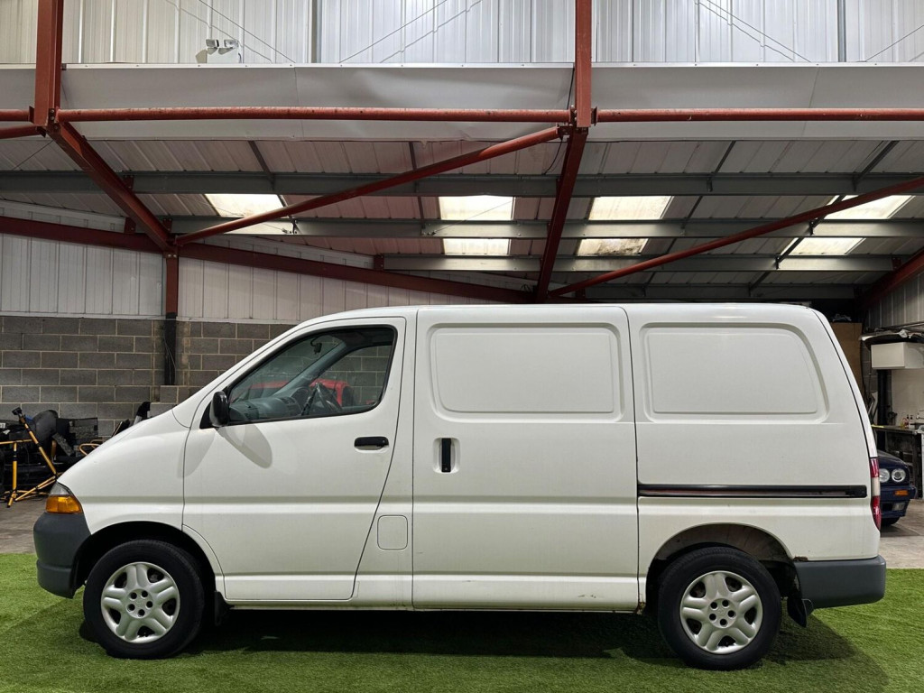 TOYOTA HIACE